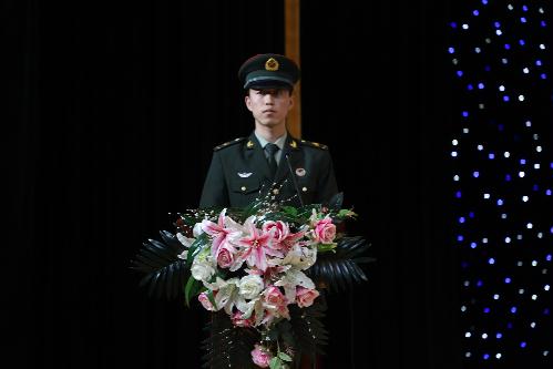 薛旭阳作报告王安作报告周志鑫作报告宣讲结束后,参会大学生开展"百校